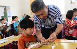 山城乡村孩子感受航模魅力