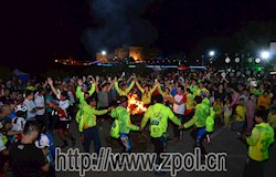 篝火晚会点燃区内外骑友的激情