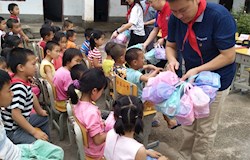 送爱心进校园  温暖农村孩子心