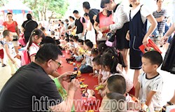 爱心义卖迎“六一”儿童节