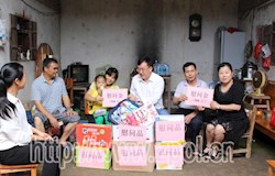 爱心送到贫困家庭儿童家