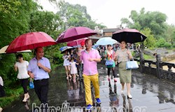 著名作词家化方到我县开展歌曲创作采风活动