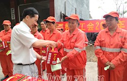 县总工会开展2017年“夏季送清凉”活动