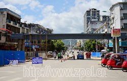 县二小前人行天桥桥面架成