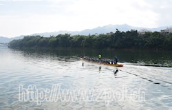 桂江河畔龙舟备战忙