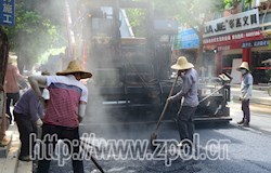  我县市容提升工程进入路面沥青阶段