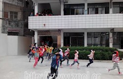 昭平镇中心小学举行地震应急避险疏散演练活动