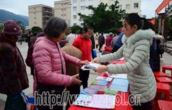 我县开展“世界艾滋病日”集中宣传服务活动