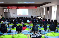 自治区定向选调生宣讲团在昭平中学宣讲党的十九大精神