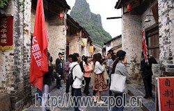 2018年广西网络媒体贺州行媒体记者深入黄姚古镇采风