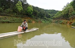 【走转改系列报道】贫困户抱团发展 脱贫当上农场主