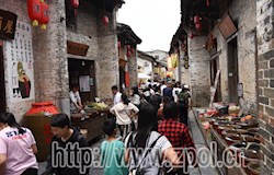 五一小长假  古镇游人多