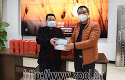 我县爱心企业为一线人员献爱心