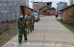 凤凰乡民兵筑起一道迷彩防疫墙