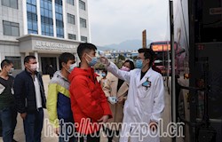 昭平首批82名农民工免费乘坐返岗专车赴粤就业