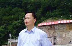 黄万雄：飘逸的诗人