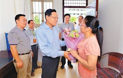 陈武深入大化贫困山区慰问乡村教师代表