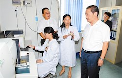 彭清华与广西医科大学教师代表座谈