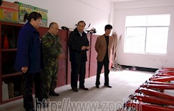 县领导吴广辉、刘淑佳查看县消防队装备室