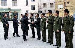 县领导冯招胜、罗贞杯与人武部官兵亲切握手。