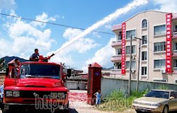 消防大队官兵使用新配备的消防车进行扑救演练。