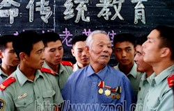 79岁抗战老八路杨常文给战士们讲抗战的故事