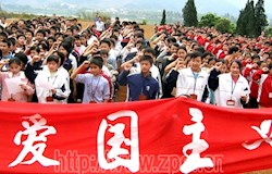 黄姚广西省工委旧址、县城烈士陵园等爱国主义教育基地全部免费向未成年人开放。图为昭平县团员们在烈士碑前庄严宣誓。