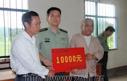 贺州军分区司令员任志恒代表军分区向黄姚镇古碌村捐赠1万元资金