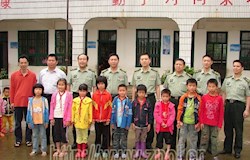 贺州军分区领导与“一帮一”贫困学生合影留念