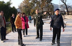 县人武部和宣传部领导共同研究帮助仙回瑶族乡伏龙村修建文化长廊。