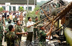 人武部、武警官兵参与抗洪救灾重建家园