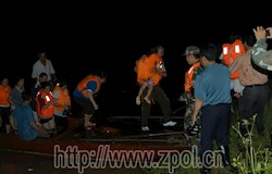 消防大队、武警官兵在洪水中营救出受困群众