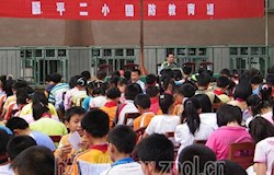 县人武部领导给昭平二小师生上国防教育课