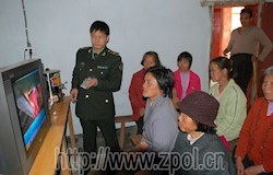 县人武部给仙回瑶族乡伏龙村群众送去卫星电视接收器，让瑶胞看上了清晰的电视节目。