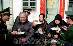 武警战士陪深山孤寡老人欢度春节