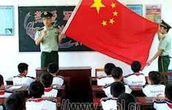 武警官兵深入昭平县中小学校开展国防教育。