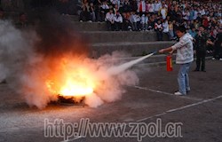 昭平县消防大队与昭平四中联合开展消防安全演练。