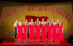 昭平县举办双拥工作表彰大会暨庆祝建军80周年联欢晚会。图为军民共建单位演唱《祖国不会忘记》。