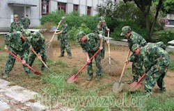 昭平县民兵在军事训练之余，踊跃参与城乡风貌改造。