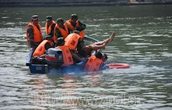 昭平县轻舟分队在桂江上演练营救落水人员，提高抗洪抢险能力。