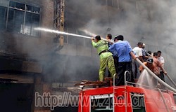 军警民合作众志成诚灭火保群众财产安全