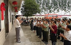 县人武部、武警中队与林业局结成军（警）民共建单位。图为共建单位挂牌仪式现场