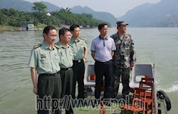 贺州军分区领导任志恒（左三）、杨文件（左一）、魏仕清（左二）、县领导陈有辉（右二）、文建坤（右一）等视察昭平县轻舟分队的训练