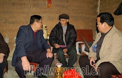 县领导迟威（左）、刘庆荣（右）亲切慰问退伍老军人