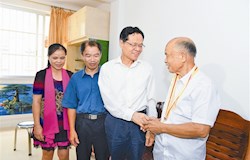 陈武看望慰问抗战老战士代表