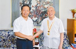 彭清华看望慰问抗战老战士代表