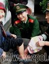 武警战士为五保村孤寡老奶奶过 “三八”节