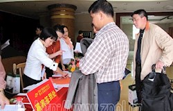 参加茶王节的领导、嘉宾和客商陆续抵昭