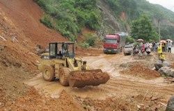 国道323线贺州段多处塌方