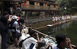 旅游佳丽景区展示时装秀